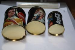 Coca-Cola , Metal kutu 3'lü Lot Pin-Up resimli kolleksiyon eski ( kitap sonu raf