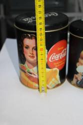 Coca-Cola , Metal kutu 3'lü Lot Pin-Up resimli kolleksiyon eski ( kitap sonu raf