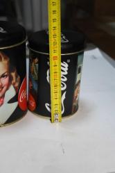 Coca-Cola , Metal kutu 3'lü Lot Pin-Up resimli kolleksiyon eski ( kitap sonu raf