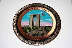 ÇANAKKALE TÜRKİYE ŞEHİTLER ABİDESİ 24 CM ÇAPINDA BAKIR METAL DUVAR SÜS TABAĞI (KÜÇÜK RAF