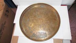 YUVARLAK FORMLU. TOMBAK TARZI SIVAMA BAKIR TEPS. TÜM YÜZEY KALEM İŞÇİLİKLİ VE FLORAL DESE (ANTİK RA