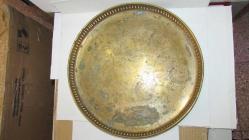 YUVARLAK FORMLU. TOMBAK TARZI SIVAMA BAKIR TEPS. TÜM YÜZEY KALEM İŞÇİLİKLİ VE FLORAL DESE (ANTİK RA