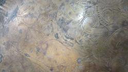 YUVARLAK FORMLU. TOMBAK TARZI SIVAMA BAKIR TEPS. TÜM YÜZEY KALEM İŞÇİLİKLİ VE FLORAL DESE (ANTİK RA