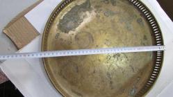 YUVARLAK FORMLU. TOMBAK TARZI SIVAMA BAKIR TEPS. TÜM YÜZEY KALEM İŞÇİLİKLİ VE FLORAL DESE (ANTİK RA