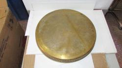 YUVARLAK FORMLU. TOMBAK TARZI SIVAMA BAKIR TEPS. TÜM YÜZEY KALEM İŞÇİLİKLİ VE FLORAL DESE (ANTİK RA