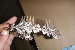 TAŞLARLA SÜSLÜ TAÇ.VEYA TOKA EKSİKLERİ VAR