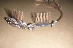 TAŞLARLA SÜSLÜ TAÇ.VEYA TOKA EKSİKLERİ VAR