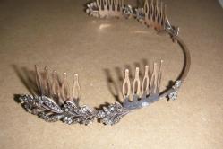 TAŞLARLA SÜSLÜ TAÇ.VEYA TOKA EKSİKLERİ VAR