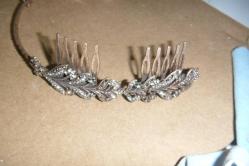 TAŞLARLA SÜSLÜ TAÇ.VEYA TOKA EKSİKLERİ VAR