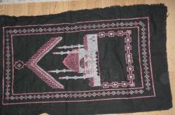 SİMLİ.İPLE İŞLEMİŞ SECCADE NAMAZLA EL İŞLEMELİ DETAY RESİMDE VAR UYGUN FİYATA