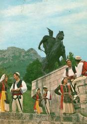 İSKENDER BEY HEYKELİ VE FOLKLOR EKİBİ ARNAVUTLUK KARTPOSTAL 1950