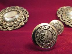 KOL DÜĞMESİ FATİHİN TUĞRASI ŞEKLİDE VE ENDER BİR PARÇA ÇOK HOŞ GÖRÜNÜMLÜ VE KULLANILMAMIŞ 651