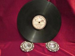 TAŞ PLAK ÜNLÜ BESTEKAR YESARİ ASIM ARSOY UN DÖNEMİN MEŞHUR ŞARKILARINI OKUDUĞU KIYMETLİ TAŞ PLAK 643