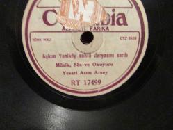 TAŞ PLAK ÜNLÜ BESTEKAR YESARİ ASIM ARSOY UN DÖNEMİN MEŞHUR ŞARKILARINI OKUDUĞU KIYMETLİ TAŞ PLAK 643