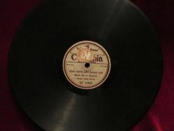 TAŞ PLAK ÜNLÜ BESTEKAR YESARİ ASIM ARSOY UN DÖNEMİN MEŞHUR ŞARKILARINI OKUDUĞU KIYMETLİ TAŞ PLAK 643