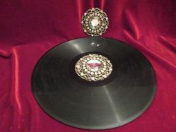 TAŞ PLAK ÜNLÜ BESTEKAR YESARİ ASIM ARSOY UN DÖNEMİN MEŞHUR ŞARKILARINI OKUDUĞU KIYMETLİ TAŞ PLAK 643