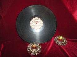 TAŞ PLAK ÜNLÜ BESTEKAR YESARİ ASIM ARSOY UN DÖNEMİN MEŞHUR ŞARKILARINI OKUDUĞU KIYMETLİ TAŞ PLAK 643