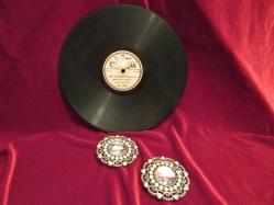 TAŞ PLAK ÜNLÜ BESTEKAR YESARİ ASIM ARSOY UN DÖNEMİN MEŞHUR ŞARKILARINI OKUDUĞU KIYMETLİ TAŞ PLAK 643