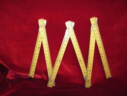 LOT.11 » METRE ESKİNİN USTALARIN YANINDAN AYIRMADIĞI KIVIRMALI İÇ İÇE GEÇMELİ AHŞAP METRE 243-1