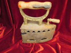 ÜTÜ ANTİKA KÖMÜRLÜ ÜTÜ.OLDUKÇA YAŞLI BİR DÖNEM ÜTÜSÜDÜR.KOLEKSİYONLUK BİR PARÇADIR 207