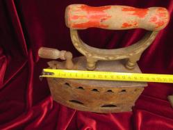 ÜTÜ ANTİKA KÖMÜRLÜ ÜTÜ.OLDUKÇA YAŞLI BİR DÖNEM ÜTÜSÜDÜR.KOLEKSİYONLUK BİR PARÇADIR 207