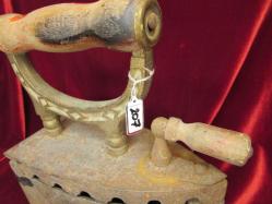 ÜTÜ ANTİKA KÖMÜRLÜ ÜTÜ.OLDUKÇA YAŞLI BİR DÖNEM ÜTÜSÜDÜR.KOLEKSİYONLUK BİR PARÇADIR 207