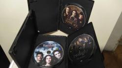 3 ADET SERİ BİRDEN 1-ALACAKARANLIK, 2-TUTULMA, 2-YENİ AY DVD FİLMLER.KONDİSYON YÜKSEK. KOLEKSİYONLUK