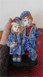 1970'LERDEN VİNTAGE KİTSCH ALÇI CHALKWARE BİBLO KIZ VE OĞLAN SEVGİLİLER KOT KUMAŞ EFEKTLİ 14 CM