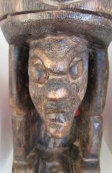 1950'LERDEN ÇOK NADİR EL OYMASI ANTİKA ADAYI AFRİKA VOODOO BÜYÜCÜSÜ AHŞAP KÜL TABLASI BİBLO HEYKEL (HAFİF EĞİMLİ) 20 CM