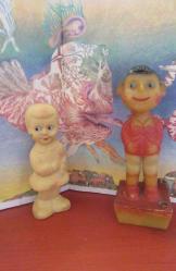 1950'LERDEN VİNTAGE  SERT PLASTİK ANTİKA BEBEK BİBLO OYUNCAK FİGÜR PİSSER BOY 18.5 CM