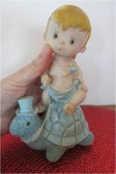 1980'LERDEN VİNTAGE FANTASTİK POLİRESAN BİBLO KAPLUMBAĞA SÜREN OĞLAN BEBEK 17 CM