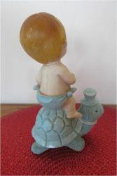 1980'LERDEN VİNTAGE FANTASTİK POLİRESAN BİBLO KAPLUMBAĞA SÜREN OĞLAN BEBEK 17 CM