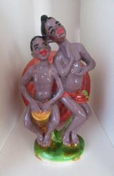 1960'LARDAN VİNTAGE ALÇI CHALKWARE BİBLO AFRİKALI GENÇLER DJEMBE ÇALAN 15.5 CM