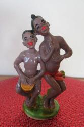 1960'LARDAN VİNTAGE ALÇI CHALKWARE BİBLO AFRİKALI GENÇLER DJEMBE ÇALAN 15.5 CM