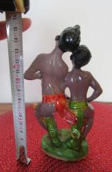1960'LARDAN VİNTAGE ALÇI CHALKWARE BİBLO AFRİKALI GENÇLER DJEMBE ÇALAN 15.5 CM