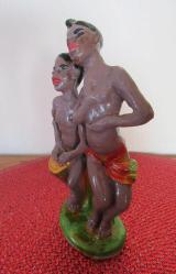 1960'LARDAN VİNTAGE ALÇI CHALKWARE BİBLO AFRİKALI GENÇLER DJEMBE ÇALAN 15.5 CM