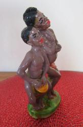 1960'LARDAN VİNTAGE ALÇI CHALKWARE BİBLO AFRİKALI GENÇLER DJEMBE ÇALAN 15.5 CM