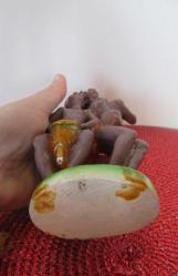 1960'LARDAN VİNTAGE ALÇI CHALKWARE BİBLO AFRİKALI GENÇLER DJEMBE ÇALAN 15.5 CM