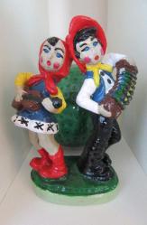 1960'LARDAN VİNTAGE ALÇI CHALKWARE BİBLO ARJANTİNLİ GENÇLER GİTAR VE AKORDİYON ÇALAN 15.5 CM