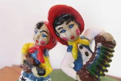 1960'LARDAN VİNTAGE ALÇI CHALKWARE BİBLO ARJANTİNLİ GENÇLER GİTAR VE AKORDİYON ÇALAN 15.5 CM