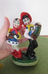 1960'LARDAN VİNTAGE ALÇI CHALKWARE BİBLO ARJANTİNLİ GENÇLER GİTAR VE AKORDİYON ÇALAN 15.5 CM
