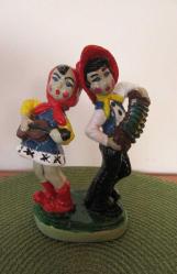 1960'LARDAN VİNTAGE ALÇI CHALKWARE BİBLO ARJANTİNLİ GENÇLER GİTAR VE AKORDİYON ÇALAN 15.5 CM