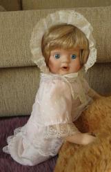 PROMENADE COLLECTION DAMGALI EUGENIE VINTAGE PORSELEN BEBEK 37 CM (HAFİF KUSURLU; KUSURU İLANDA BELİRTİLMİŞTİR)