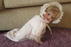 PROMENADE COLLECTION DAMGALI EUGENIE VINTAGE PORSELEN BEBEK 37 CM (HAFİF KUSURLU; KUSURU İLANDA BELİRTİLMİŞTİR)