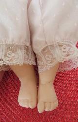 PROMENADE COLLECTION DAMGALI EUGENIE VINTAGE PORSELEN BEBEK 37 CM (HAFİF KUSURLU; KUSURU İLANDA BELİRTİLMİŞTİR)