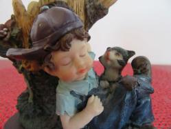 Almanyadan Vintage Poliresin Ağaca Yaslanmış Mor Şapkalı Oğlan ve Kedisi Biblo Kalem Kutusu 10 cm