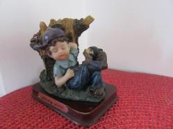 Almanyadan Vintage Poliresin Ağaca Yaslanmış Mor Şapkalı Oğlan ve Kedisi Biblo Kalem Kutusu 10 cm