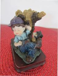 Almanyadan Vintage Poliresin Ağaca Yaslanmış Mor Şapkalı Oğlan ve Kedisi Biblo Kalem Kutusu 10 cm