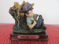 Almanyadan Vintage Poliresin Ağaca Yaslanmış Mor Şapkalı Oğlan ve Kedisi Biblo Kalem Kutusu 10 cm
