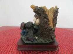 Almanyadan Vintage Poliresin Ağaca Yaslanmış Mor Şapkalı Oğlan ve Kedisi Biblo Kalem Kutusu 10 cm